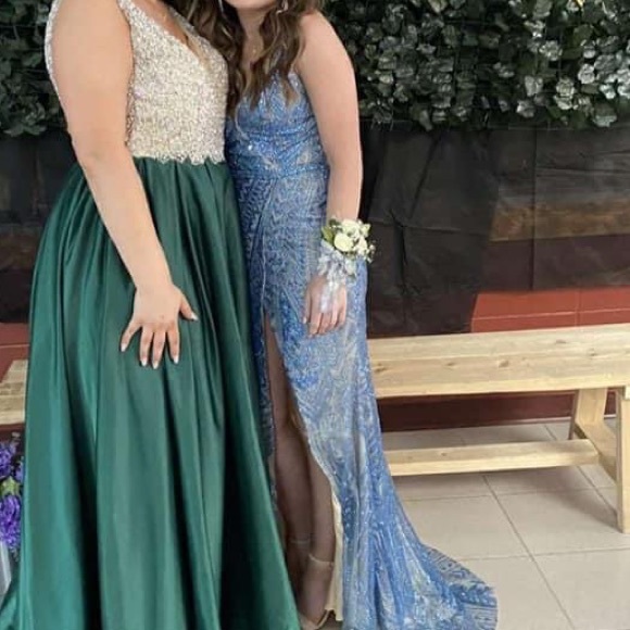 GORGEOUS PROM DRESS! - Picture 3 of 12